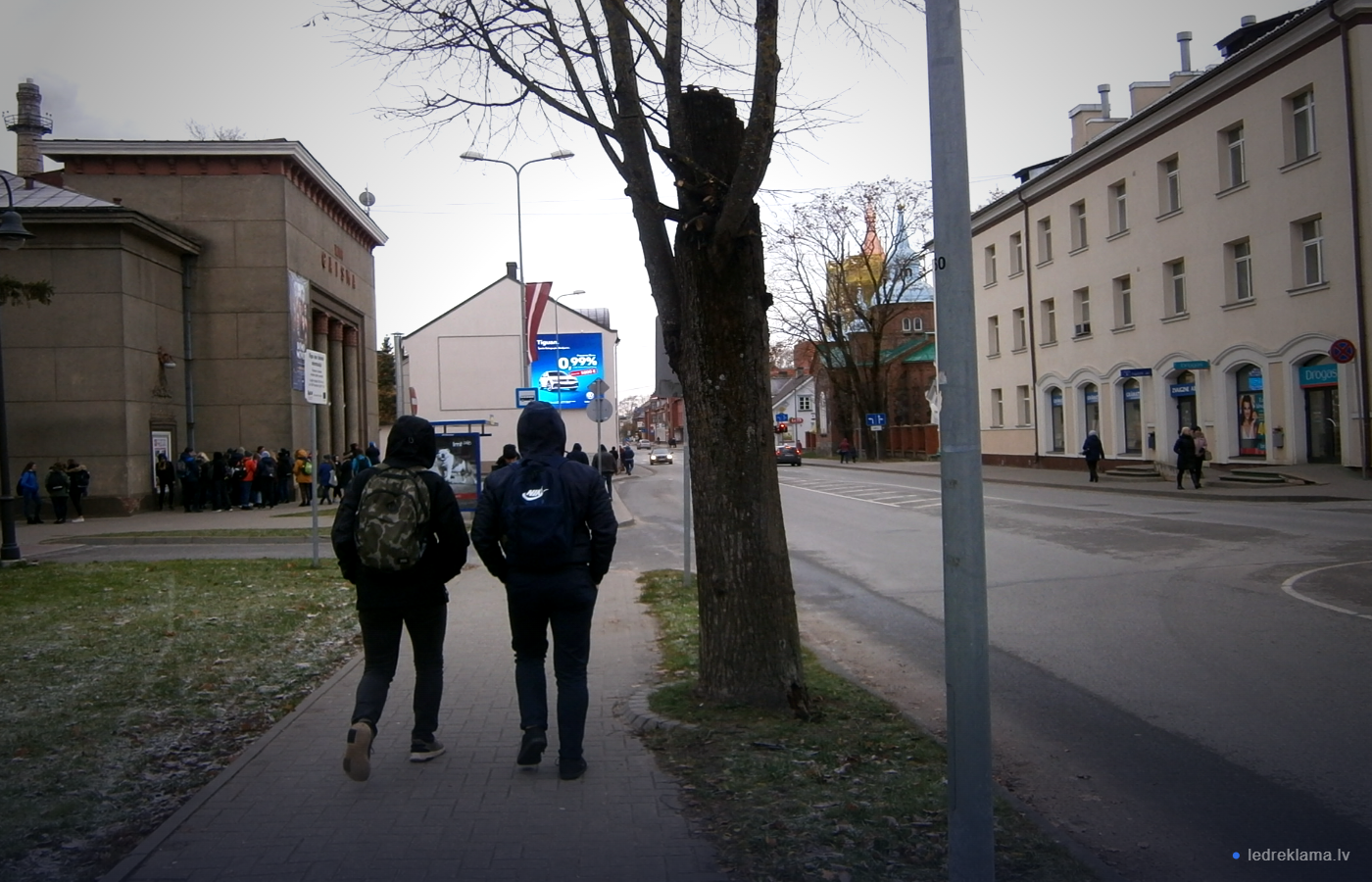 LED ekrāns Rīgas ielā — skats no sāniem